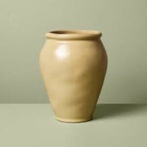 HEARTH & HAND NWT smooth ceramic urn vase -cream -7.5”